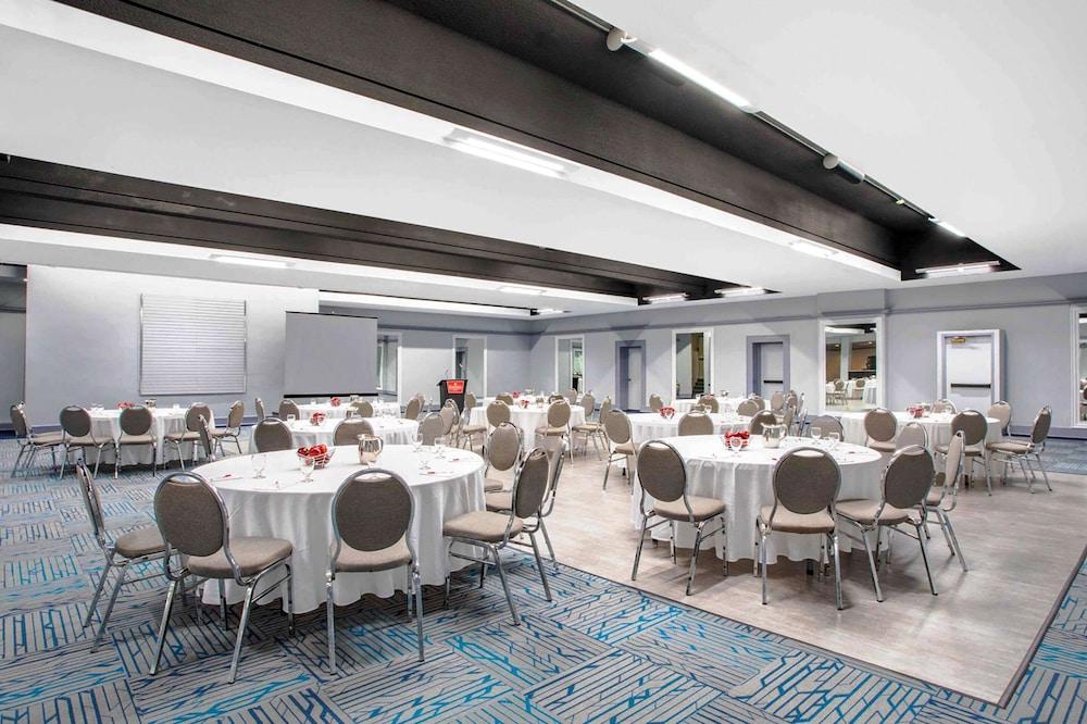 Quality Inn & Conference Centre Kingston Central Buitenkant foto