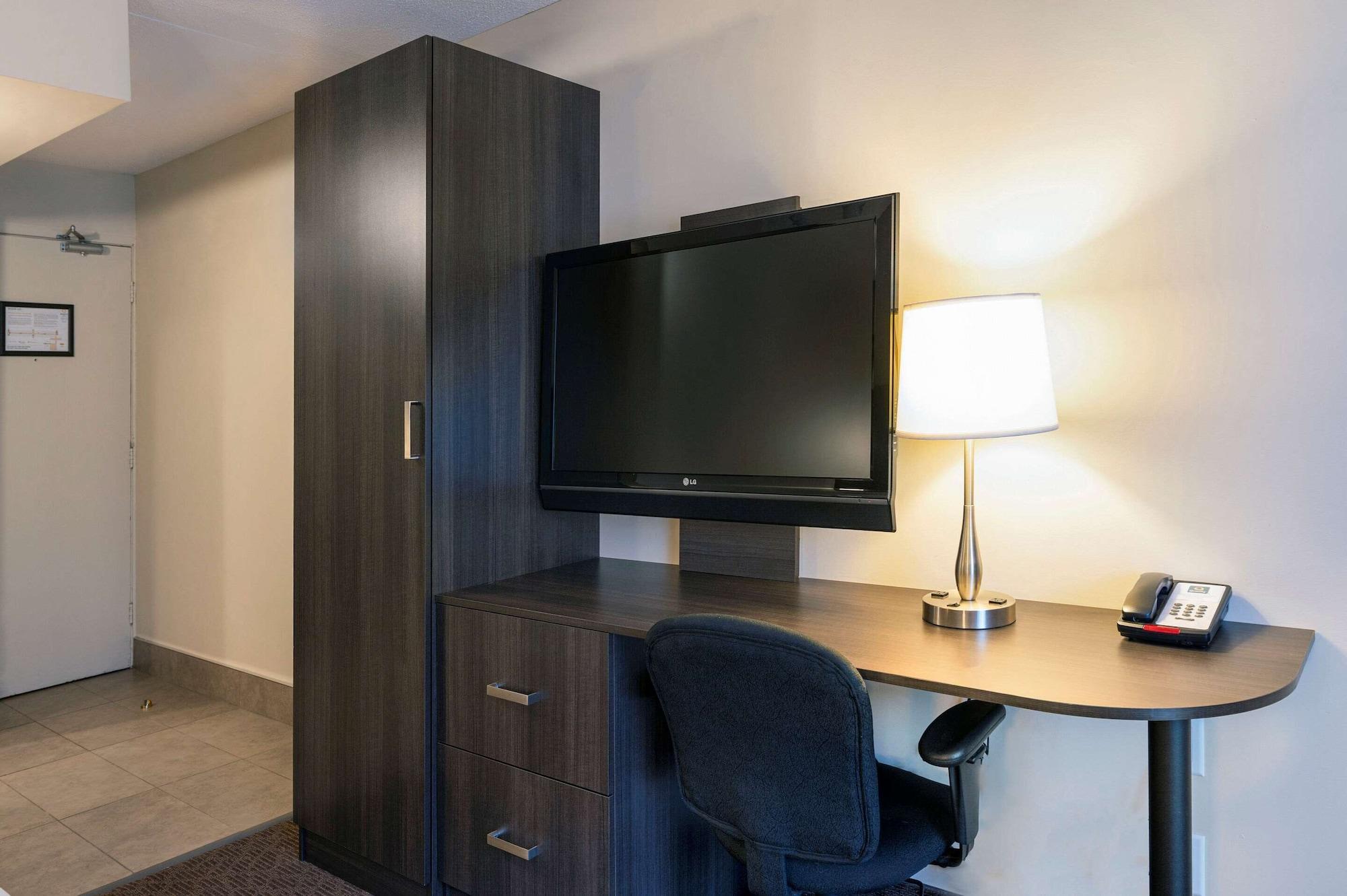 Quality Inn & Conference Centre Kingston Central Buitenkant foto