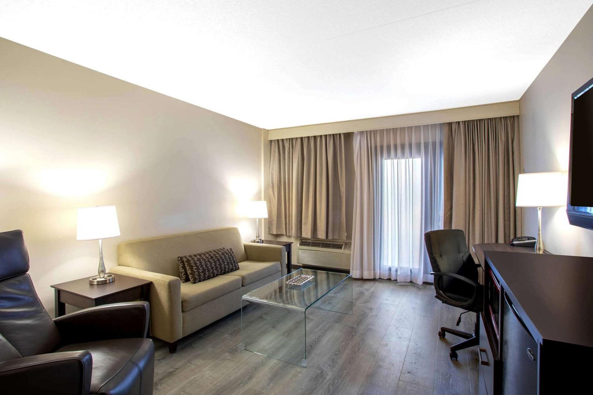Quality Inn & Conference Centre Kingston Central Buitenkant foto
