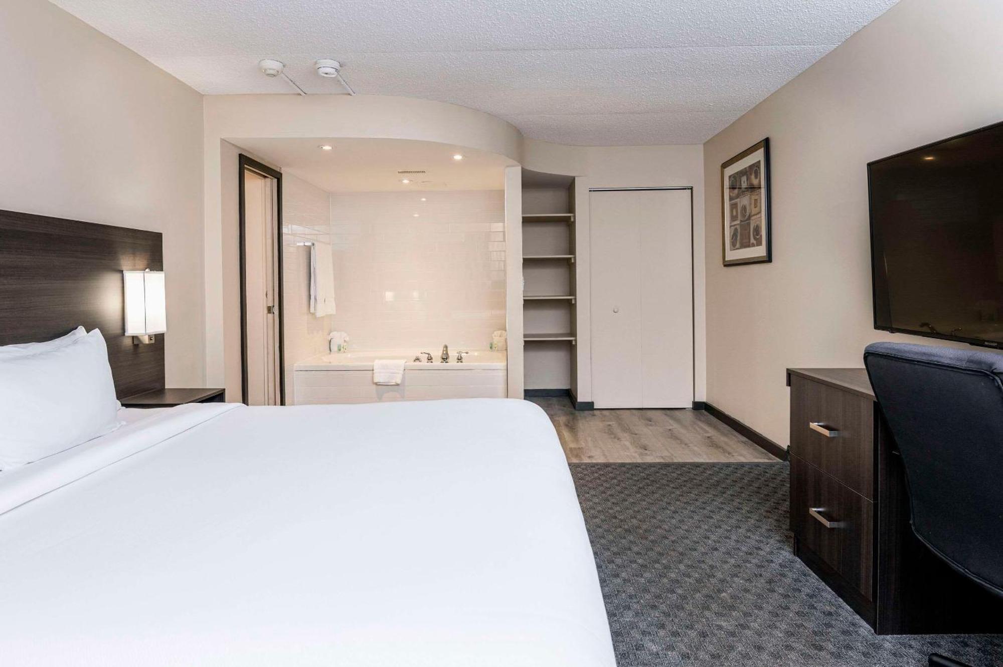 Quality Inn & Conference Centre Kingston Central Buitenkant foto