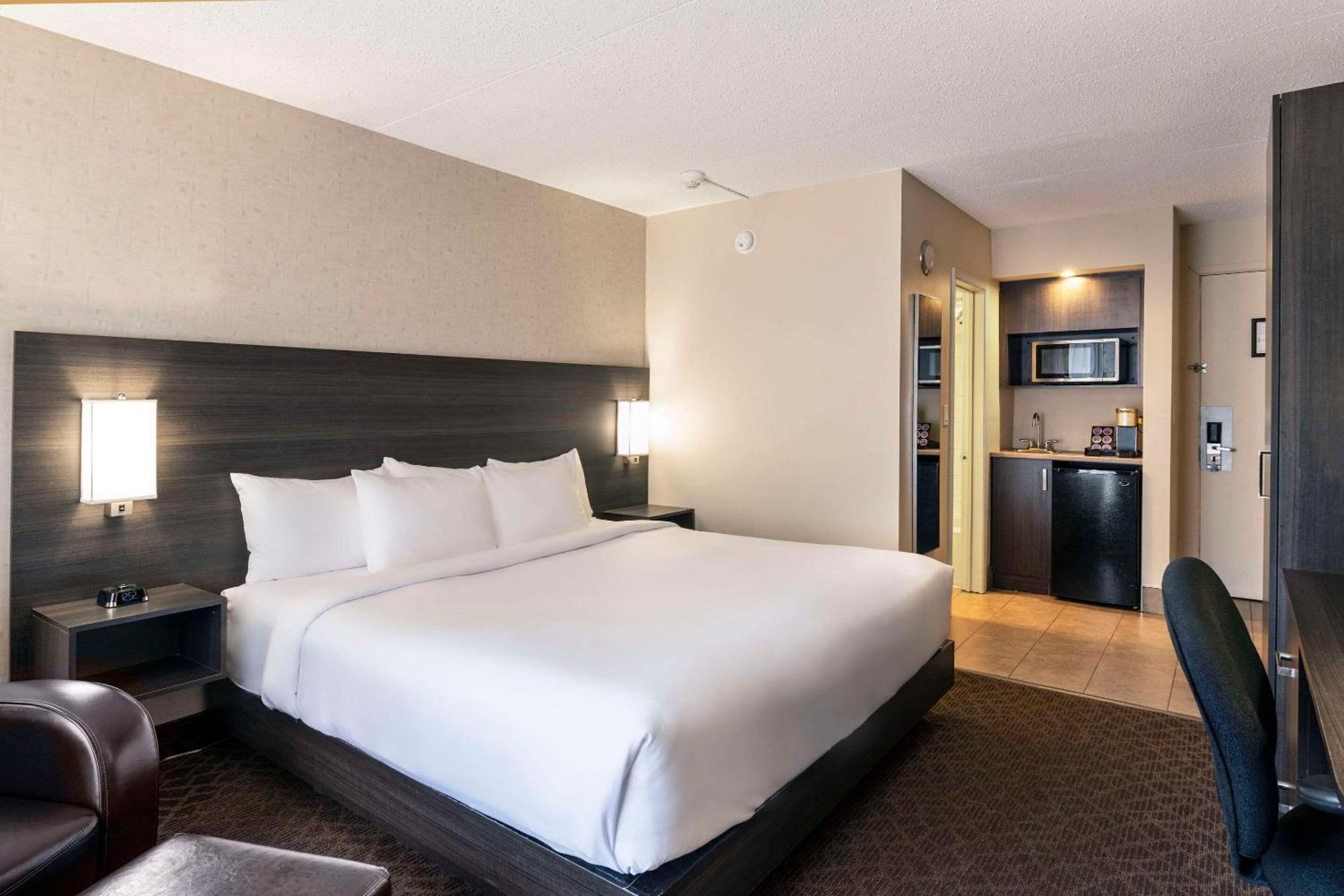 Quality Inn & Conference Centre Kingston Central Buitenkant foto