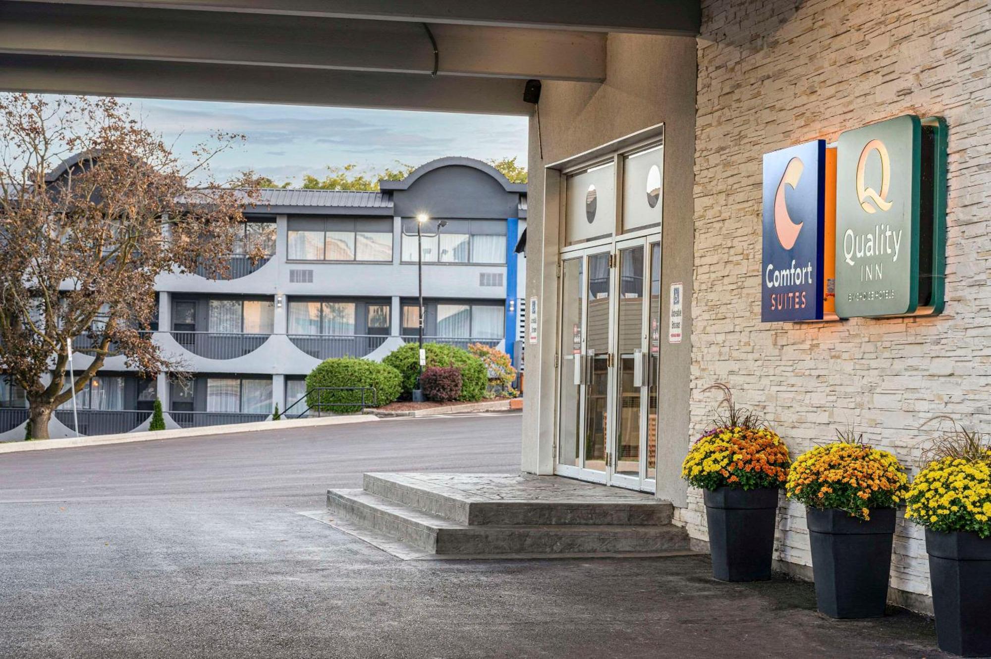 Quality Inn & Conference Centre Kingston Central Buitenkant foto
