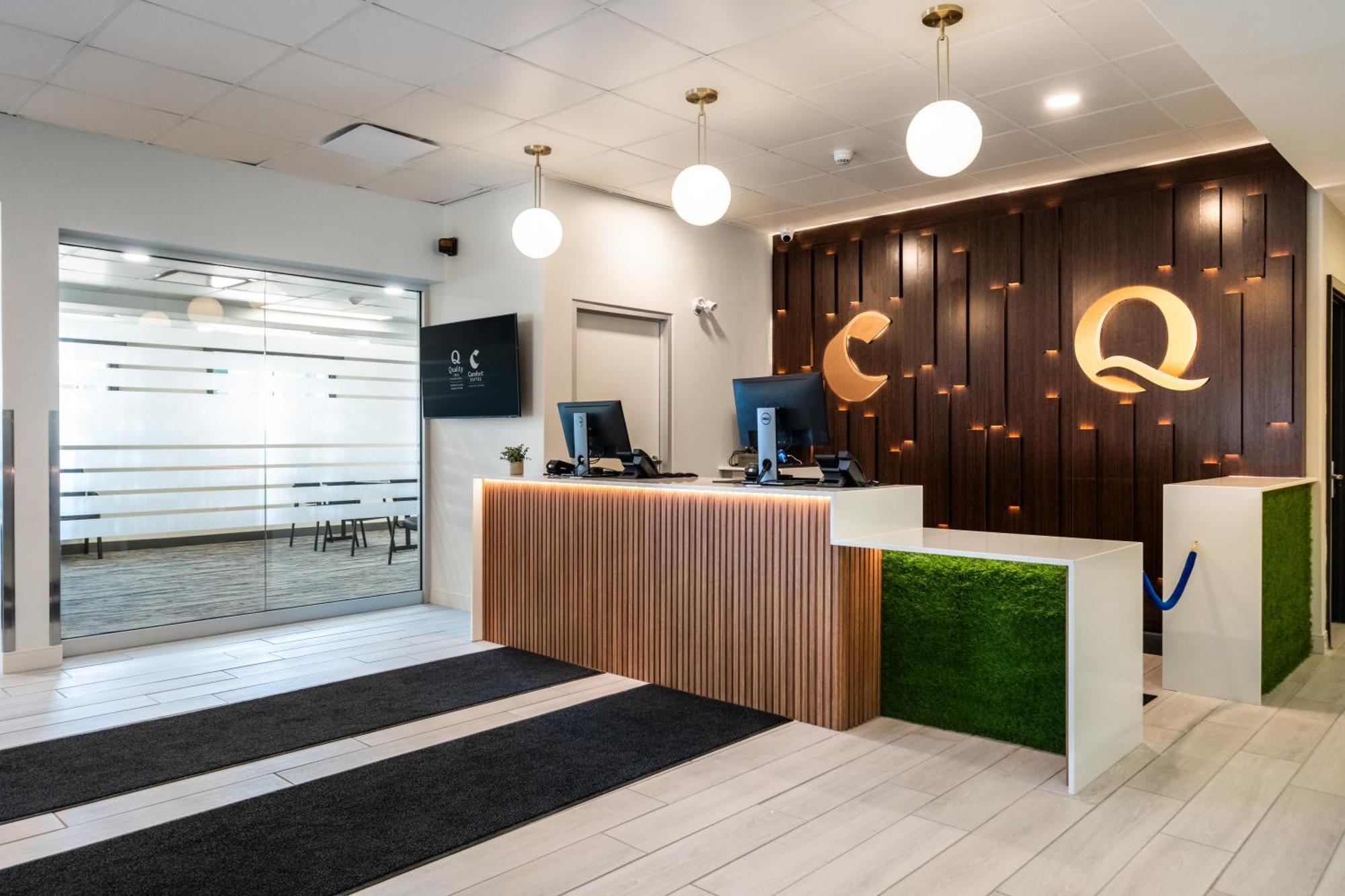 Quality Inn & Conference Centre Kingston Central Buitenkant foto