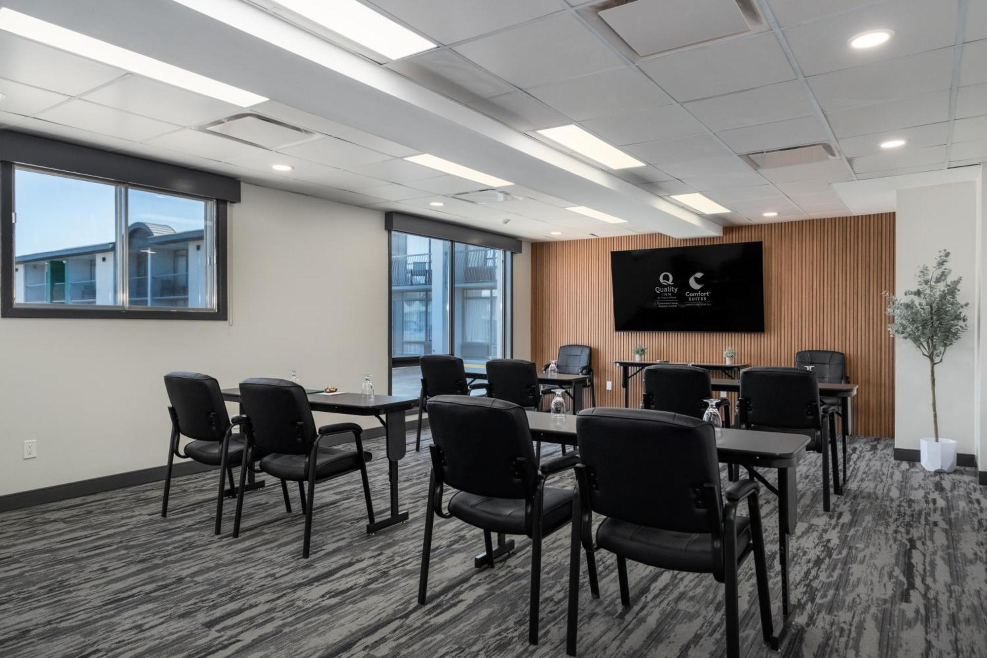 Quality Inn & Conference Centre Kingston Central Buitenkant foto