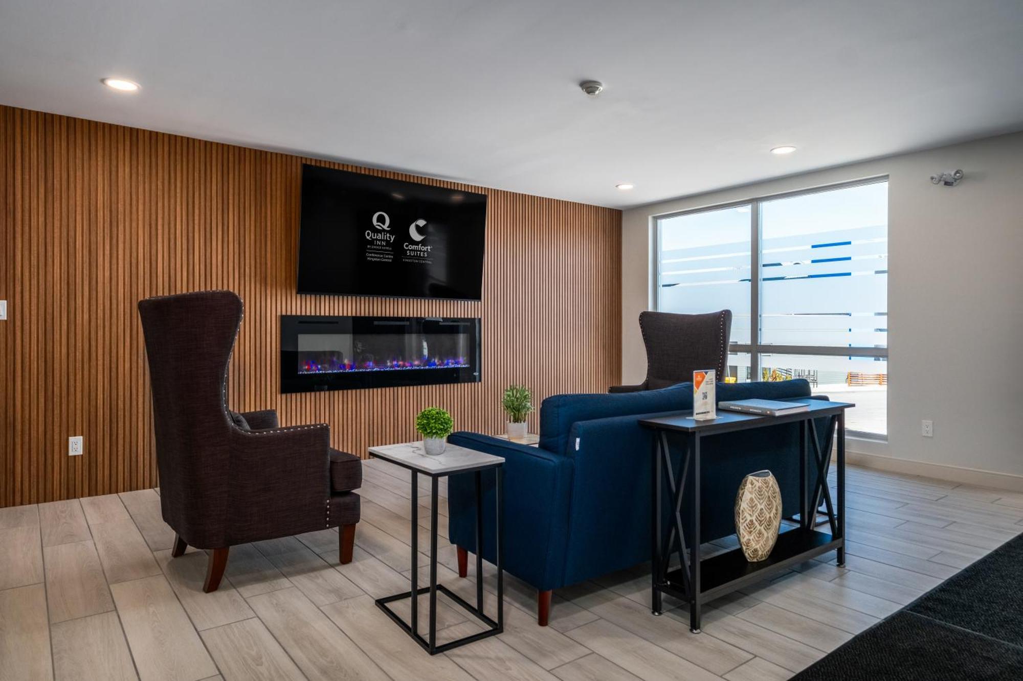 Quality Inn & Conference Centre Kingston Central Buitenkant foto