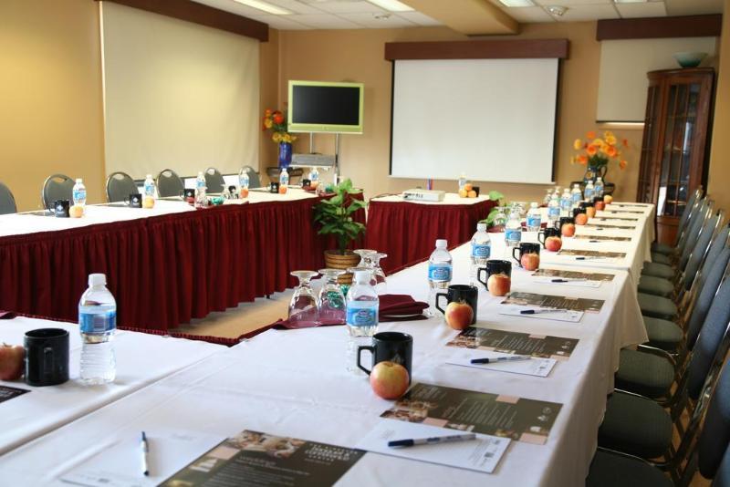 Quality Inn & Conference Centre Kingston Central Buitenkant foto