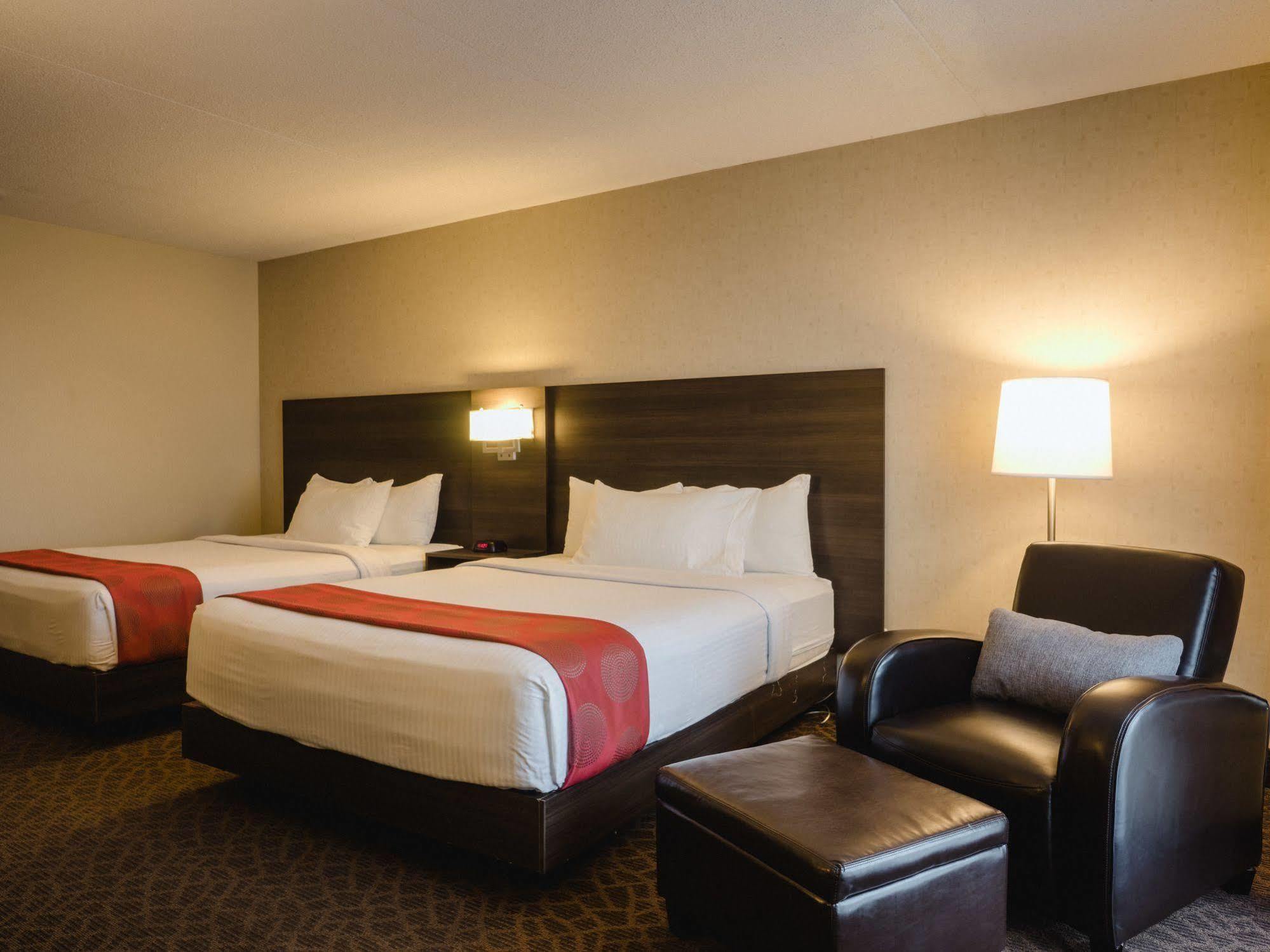 Quality Inn & Conference Centre Kingston Central Buitenkant foto